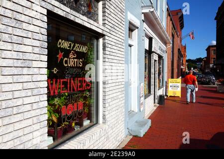 Il famoso caffè/ristorante Coney Island Wieners di Curtis, 35 N Liberty St, Cumberland, Maryland, USA Foto Stock