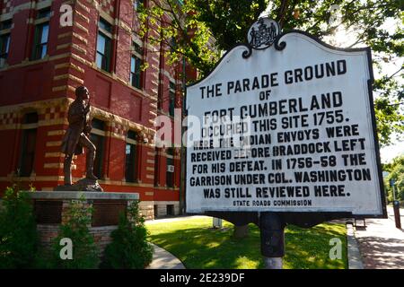 Segno del sito di Fort Cumberland Parade Ground fuori Circuit Court per l'edificio della contea di Allegany, Cumberland, Maryland, Stati Uniti Foto Stock