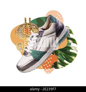 Collage di moda contemporanea di sneakers, foglia di Monstera, e segno dorato dollaro. Foto Stock