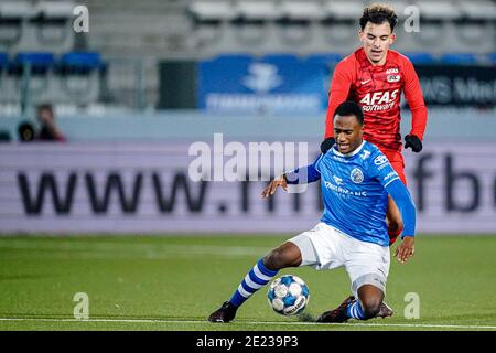 DEN BOSCH, PAESI BASSI - GENNAIO 11: (L-R): Mohamed Taabouni di Jong AZ, Kevin Felida del FC Den Bosch durante la partita olandese Keukenkampioendivision BE Foto Stock