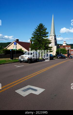 Targa in Washington Street segnando la posizione del bastione di Fort Cumberland, prima chiesa presbiteriana sullo sfondo, Cumberland, Maryland MD, USA Foto Stock