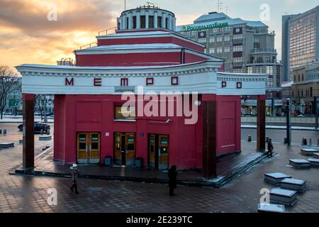 Mosca, Russia. 22 gennaio 2014 Vista dell'ingresso alla stazione della metropolitana Arbatskaya in piazza Arbatskaya nel centro di Mosca, Russia, una delle più antiche stazioni della metropolitana di Mosca, aperta nel 1935 Foto Stock