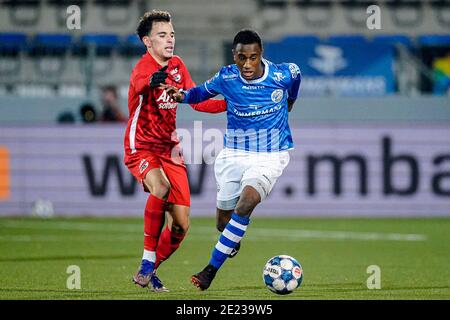 DEN BOSCH, PAESI BASSI - GENNAIO 11: (L-R): Mohamed Taabouni di Jong AZ, Kevin Felida del FC Den Bosch durante la partita olandese Keukenkampioendivision BE Foto Stock