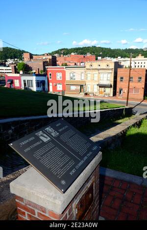 Cartello con la descrizione di trincee e gallerie sul sito di Fort Cumberland, Cumberland, Maryland, Stati Uniti Foto Stock