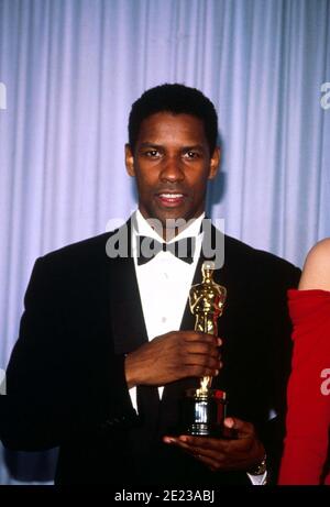 Denzel Washington alla cerimonia di premiazione dell'Accademia del 26 marzo 1990 a Los Angeles, California. Washington ha ricevuto un Oscar come miglior attore in un ruolo di supporto per la sua performance come Trip in 'Glory'. Credito: Ralph Dominguez/MediaPunch Foto Stock