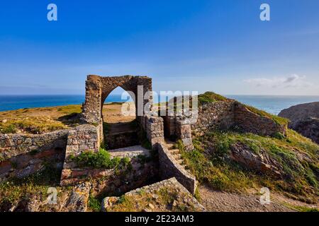 Immagine del castello di Gragnez costruito intorno al 1330 e situato Nell'angolo nord-ovest di Jersey mattina presto con il mare sullo sfondo e bl Foto Stock