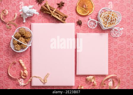 Scrivania da ufficio con notebook, fiori di rosa, ramo di eucalipto, bianco di carta rosa. Disposizione piatta, vista dall'alto, spazio per la copia. Foto Stock