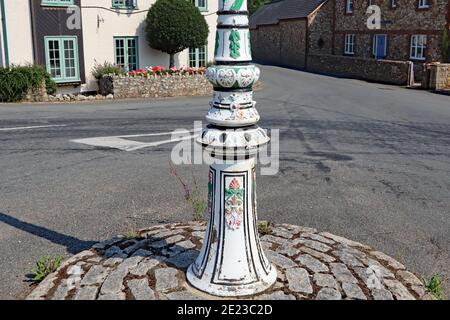 Primo piano di un palo decorato su un piccola isola di traffico ai margini della città di Colyton nel Devon Foto Stock