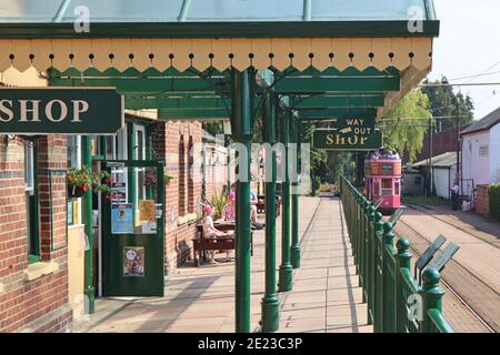 La piattaforma della stazione del tram di Colyton. Il tram collega Colyton a Seaton, passando per Colyford e costeggia la riserva naturale sul fiume Ax Foto Stock