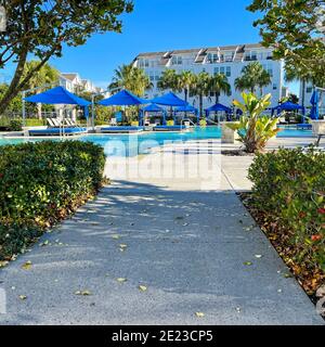 Orlando, FL USA - 4 Gennaio 2021: Un complesso di servizi nelle vicinanze che appare come un resort con palme, getti d'acqua e cabanas. Foto Stock