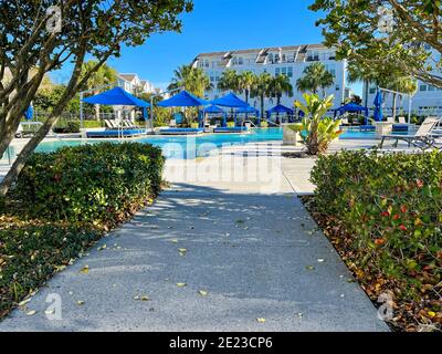 Orlando, FL USA - 4 Gennaio 2021: Un complesso di servizi nelle vicinanze che appare come un resort con palme, getti d'acqua e cabanas. Foto Stock