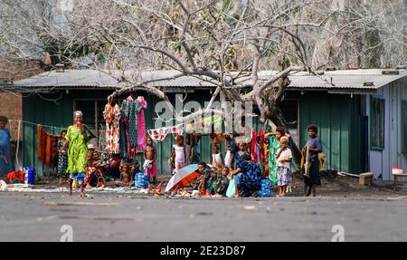 Diverse famiglie hanno allestito un negozio di strada nella speranza di fare vendite ai passeggeri da una nave da crociera ormeggiata a Rabaul, Papua Nuova Guinea; persone; NMR Foto Stock