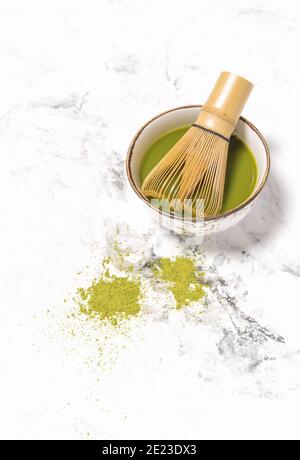 Tazza da tè Matcha su fondo di pietra. Bevanda tradizionale giapponese Foto Stock