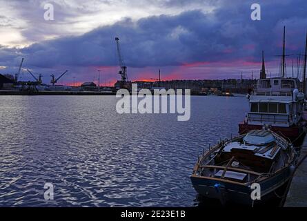 SAINT MALO, FRANCIA -2 GEN 2021- cielo colorato tramonto sulle barche in inverno a Saint Malo, Bretagna, Francia. Foto Stock