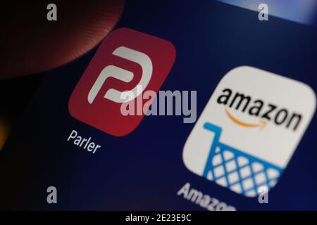 App Parler e Amazon visualizzate sullo schermo dell'iPad. Concetto. Parler è una piattaforma di social media vietata da Amazon AWS. Foto Stock