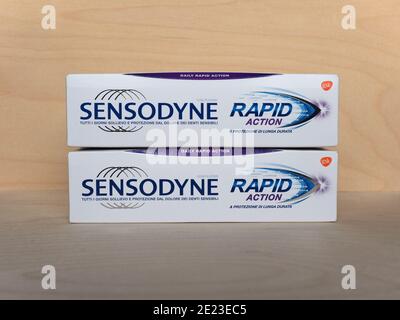MILANO, ITALIA - CIRCA DICEMBRE 2020: Pacchetto di dentifricio Sensodyne Foto Stock