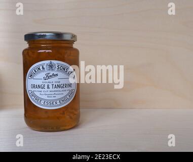 TIPTREE, UK - CIRCA DICEMBRE 2020: Barattolo di Wilkin e figli marmellata di arance e tangerine a taglio fine Foto Stock