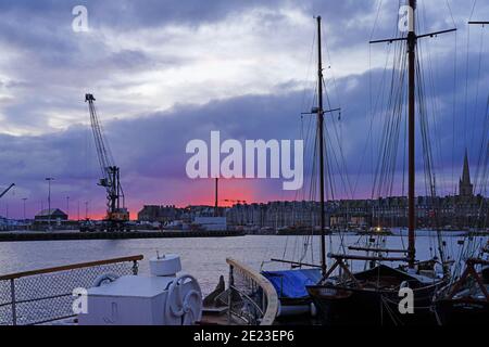 SAINT MALO, FRANCIA -2 GEN 2021- cielo colorato tramonto sulle barche in inverno a Saint Malo, Bretagna, Francia. Foto Stock