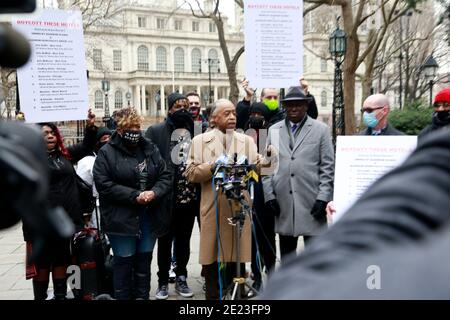 NEW YORK, NEW YORK-GENNAIO 11: Procuratore per i diritti civili ben Crump, keyon Harrold, Sr., Kat Rodriguez, genitori del keyon Harrold, Jr., Gewn Carr, madre di Eric Garner e Rev, al Sharpton partecipano alla conferenza stampa aggiornando il pubblico sull'arresto di Miya Ponsetta per assalto, tentato rapina, Affrontando le preoccupazioni sulla profilazione razziale e chiedendo all'hotel Arlo di scusarsi per la cattiva gestione dell'attacco all'ospite, il keyon Harrold Jr. Di 14 anni di Miya Ponsetta che ha attaccato e accusato violentemente il keyon Harrold Jr. Di furto del suo telefono cellulare, che è stato poi trovato da un conducente di una macchina Foto Stock