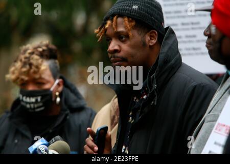 NEW YORK, NEW YORK-GENNAIO 11: Procuratore per i diritti civili ben Crump, keyon Harrold, Sr., Kat Rodriguez, genitori del keyon Harrold, Jr., Gewn Carr, madre di Eric Garner e Rev, al Sharpton partecipano alla conferenza stampa aggiornando il pubblico sull'arresto di Miya Ponsetta per assalto, tentato rapina, Affrontando le preoccupazioni sulla profilazione razziale e chiedendo all'hotel Arlo di scusarsi per la cattiva gestione dell'attacco all'ospite, il keyon Harrold Jr. Di 14 anni di Miya Ponsetta che ha attaccato e accusato violentemente il keyon Harrold Jr. Di furto del suo telefono cellulare, che è stato poi trovato da un conducente di una macchina Foto Stock