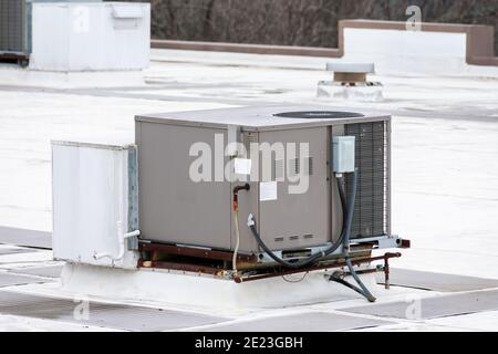 Immagine orizzontale di un'unità di climatizzazione commerciale sul tetto. Foto Stock