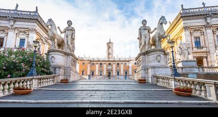 ROMA, ITALIA - CIRCA AGOSTO 2020: Scalinata a Piazza del Campidoglio. Realizzato da Michelangelo, è sede del Municipio di Roma. S Foto Stock