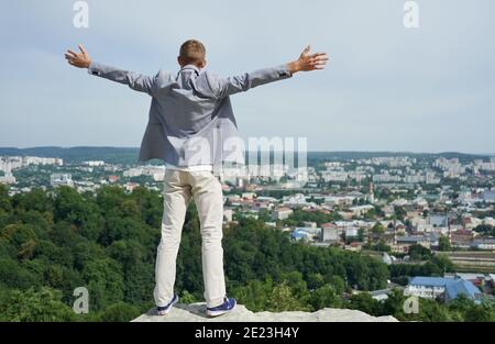 Un uomo d'affari felice in una posa di festa Foto Stock