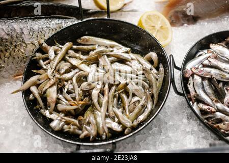 Pesce fresco di mare nero pronto a vendere sul banco dei pescatori. Messa a fuoco selettiva Foto Stock