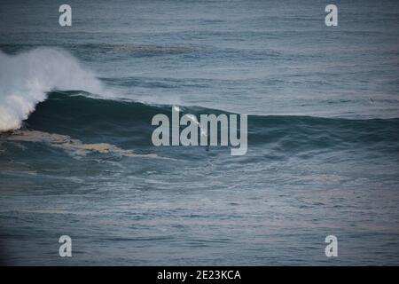 Big Wave Surfing, Nazare 29/10/20. Uno dei giorni più grandi mai surfati come l'uragano Epsilon ha portato uno storico sgozzamento Nord Atlantico. Foto Stock