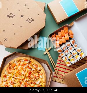 Servizio di consegna del cibo. Panini pizza sushi Foto Stock