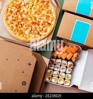 Servizio di consegna del cibo. Panini pizza sushi Foto Stock