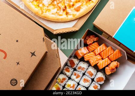 Servizio di consegna del cibo. Panini pizza sushi Foto Stock