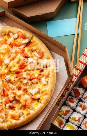 Servizio di consegna del cibo. Panini pizza sushi Foto Stock