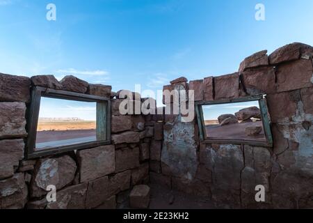 Vista all'interno della capanna nell'area di Cliff Dwellers vicino a Page, Arizona Foto Stock
