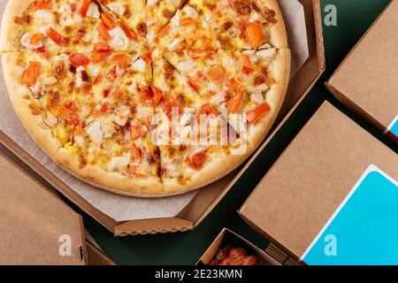 Servizio di consegna del cibo. Panini pizza sushi Foto Stock