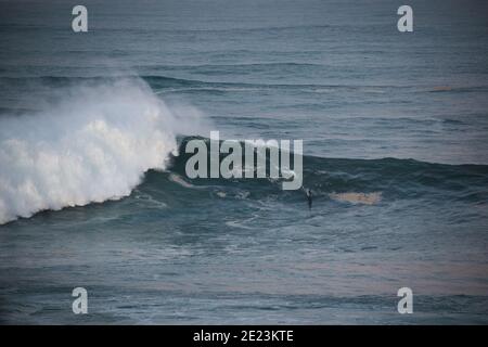 Big Wave Surfing, Nazare 29/10/20. Uno dei giorni più grandi mai surfati come l'uragano Epsilon ha portato uno storico sgozzamento Nord Atlantico. Foto Stock