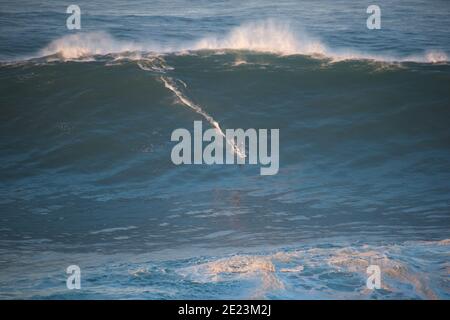 Big Wave Surfing, Nazare 29/10/20. Uno dei giorni più grandi mai surfati come l'uragano Epsilon ha portato uno storico sgozzamento Nord Atlantico. Foto Stock