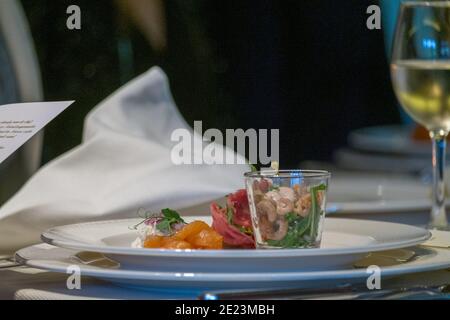 Piatto di pesce - salmone con verdure su piatto bianco. Foto di alta qualità Foto Stock