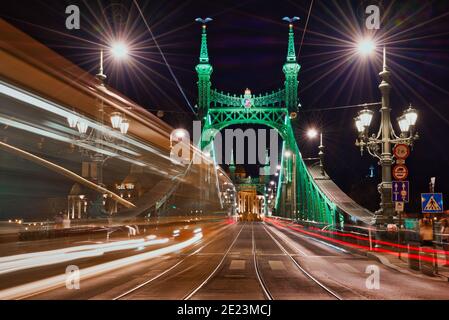 Liberty Bridge di notte con sentieri luminosi Foto Stock