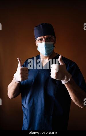 Medico senior, medico sorridente mostrando ampiamente gesto verso la fotocamera, espressione di come e approvazione isolato Foto Stock