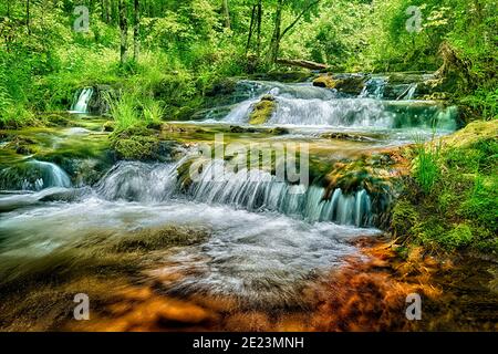 Ripresa orizzontale di un ruscello di Cades Cove a cascata. Foto Stock