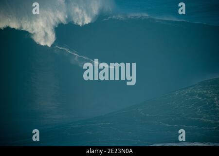 Big Wave Surfing, Nazare 29/10/20. Uno dei giorni più grandi mai surfati come l'uragano Epsilon ha portato uno storico sgozzamento Nord Atlantico. Foto Stock