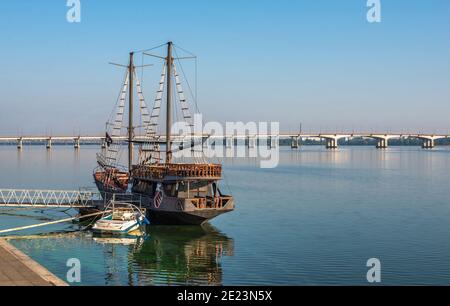 Dnipro, Ucraina 07.18.2020. Barche da diporto sul terrapieno Dnipro in una soleggiata mattina estiva Foto Stock