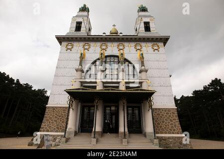 La facciata della Chiesa di San Leopoldo, progettata da otto Wagner, sui terreni dell'ospedale psichiatrico Steinhof di Penzing, Vienna, Austria. Foto Stock