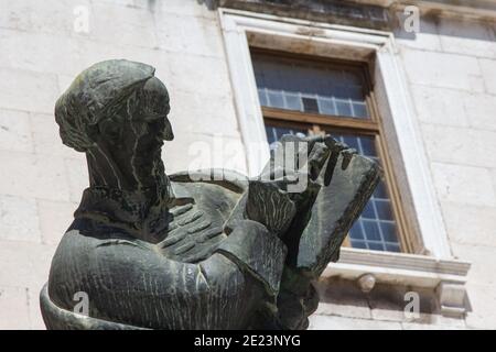 SPALATO, CROAZIA - 10 agosto 2011: Statua del poeta croato e umanista rinascimentale, il padre del Rinascimento croato a Spalato, Croazia Foto Stock