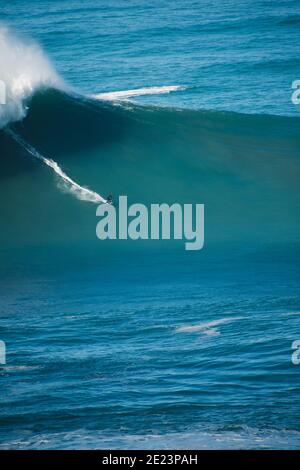 Big Wave Surfing, Nazare 29/10/20. Uno dei giorni più grandi mai surfati come l'uragano Epsilon ha portato uno storico sgozzamento Nord Atlantico. Foto Stock