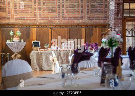 Una sposa ha decorato la sala banchetti della Newcastle Community Hall per il suo matrimonio con belle decorazioni fai da te, pronto a finalmente godere il suo grande Foto Stock