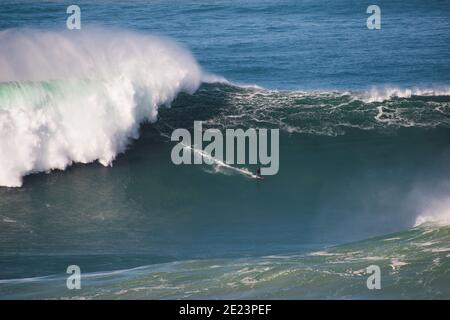 Big Wave Surfing, Nazare 29/10/20. Uno dei giorni più grandi mai surfati come l'uragano Epsilon ha portato uno storico sgozzamento Nord Atlantico. Foto Stock