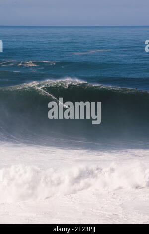 Big Wave Surfing, Nazare 29/10/20. Uno dei giorni più grandi mai surfati come l'uragano Epsilon ha portato uno storico sgozzamento Nord Atlantico. Foto Stock