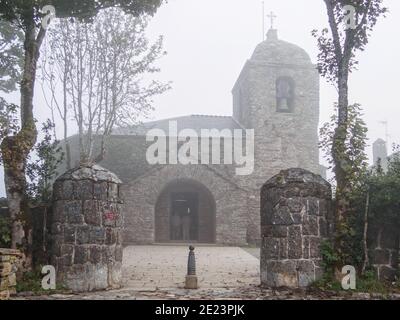 La chiesa pre-romanica di Santa Maria la Real nella nebbia - o'Cebreiro, Galizia, Spagna Foto Stock